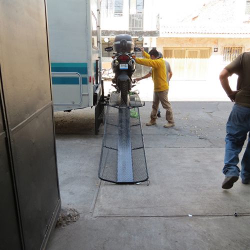 Porta moto de pista con metal desplegado y rampa completa