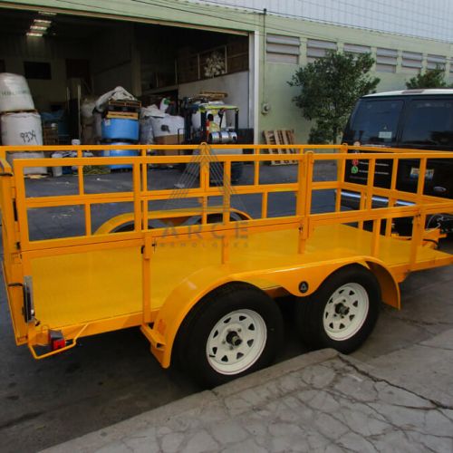 Caja abierta a dos ejes con estructura movible