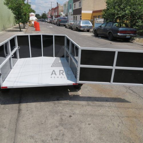 Caja abierta diseño especial en punta con puerta trasera a una hoja