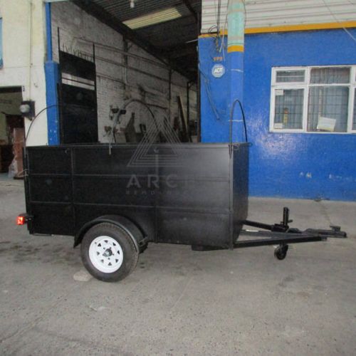 Caja abierta con aros para enlonar, rampa trasera y piso de lámina antiderrapante