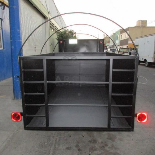 Caja abierta con aros para enlonar, rampa trasera y piso de lámina antiderrapante