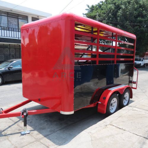 Remolque para dos caballos con divisiones centrales, diseñado para dejar las divisiones a un costado para meter un RZR