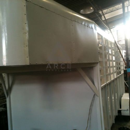 Remolque fabricado para 4 caballos con caseta frontal