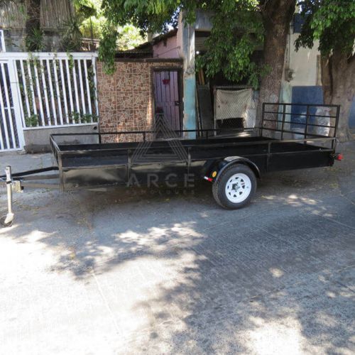 Remolque de plataforma ligera con barandal inferior para evitar deslizamientos de equipo