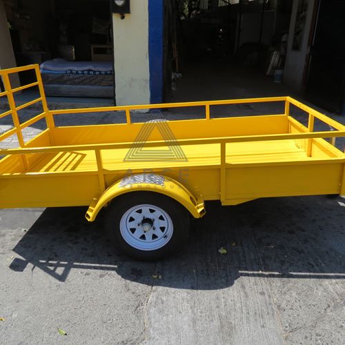Remolque tipo plataforma ligera con con detalles de aluminio en salpicaderas