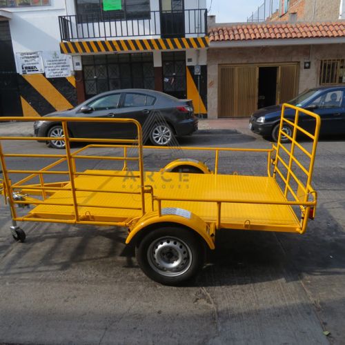 Remolque ligero tipo plataforma con rampa lateral y trasera