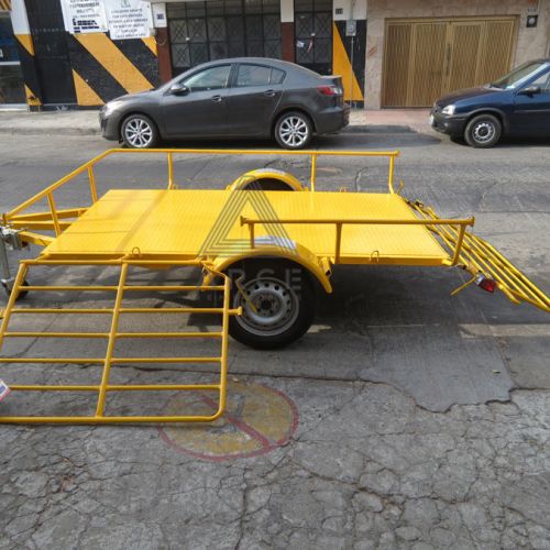 Remolque ligero tipo plataforma con rampa lateral y trasera