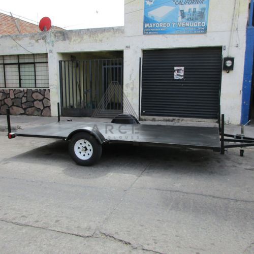 Remolque tipo plataforma de cama baja con gatos estabilizadores