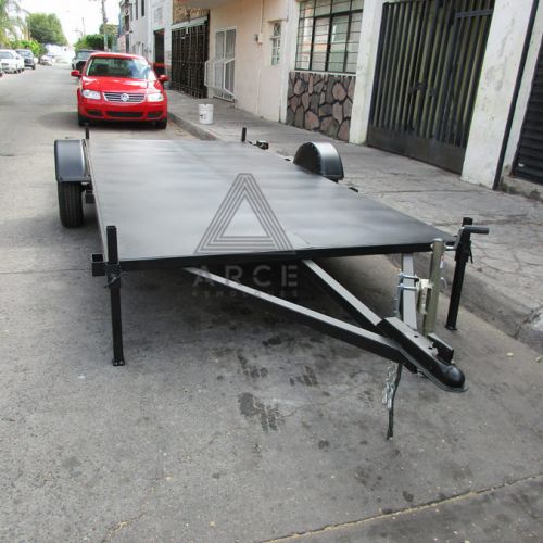 Remolque tipo plataforma de cama baja con gatos estabilizadores