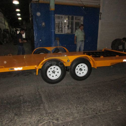 Remolque tipo plataforma ideal para transporte de carrros con piso antiderrapante, rampas integradas a estructura