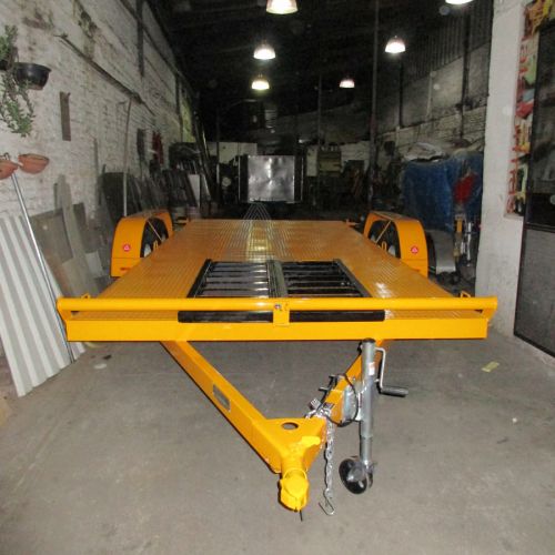 Remolque tipo plataforma ideal para transporte de carrros con piso antiderrapante, rampas integradas a estructura