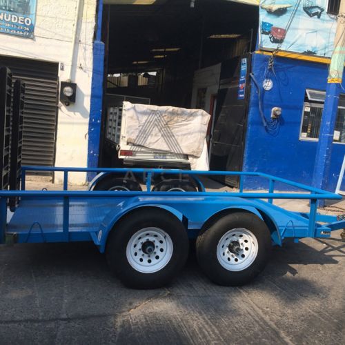 Remolque tipo plataforma de cama baja de gran capacidad ideal para transportar un BobCat con piso reforzado