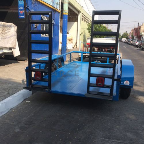 Remolque tipo plataforma de cama baja de gran capacidad ideal para transportar un BobCat con piso reforzado