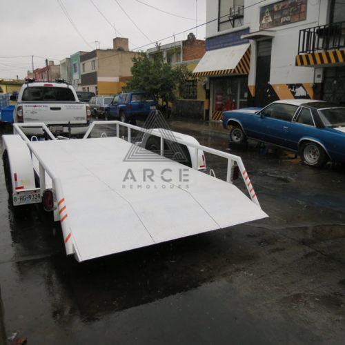 Remolque tipo plataforma de cama baja de gran capacidad con cola de castor para facilitar la subida