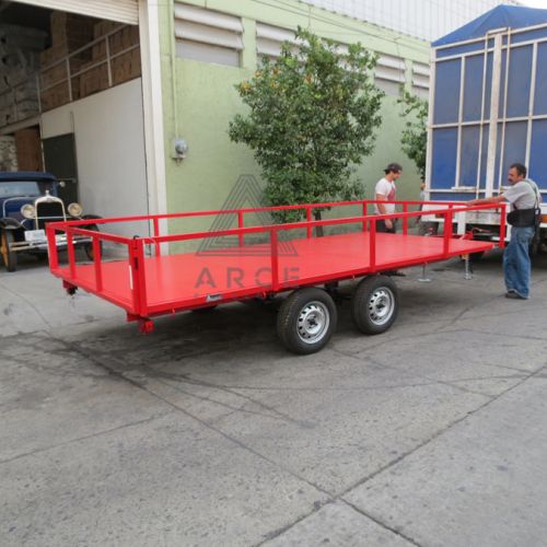 Remolque tipo plataforma de cama baja de gran capacidad con cola de castor para facilitar la subida