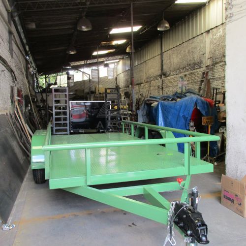 Remolque tipo plataforma de ancho máximo para transporte de maquinaria con frenos hidráulicos