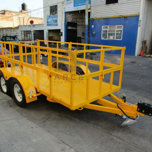 Remolque tipo plataforma con caja a cuadros de gran capacidad con estructura movible