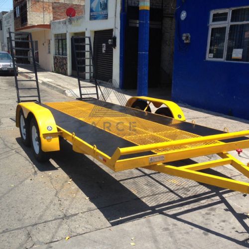 Remolque tipo plataforma ideal para transporte de carrros con huellas de antiderrapante y centro en metal desplegado para aligerar el remolque