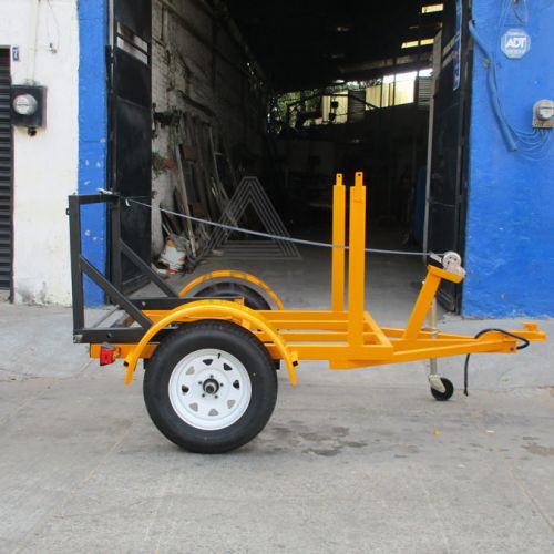 Remolque fabricado para transportar un rollo de cableado con sistema para asegurar la carga y winch para facilitar el movimiento