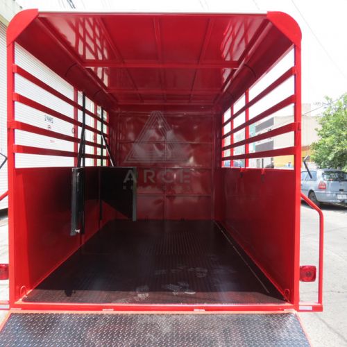 Remolque fabricado para transportar dos caballos con opción a sujetar las divisiones centrales para subir un RZR