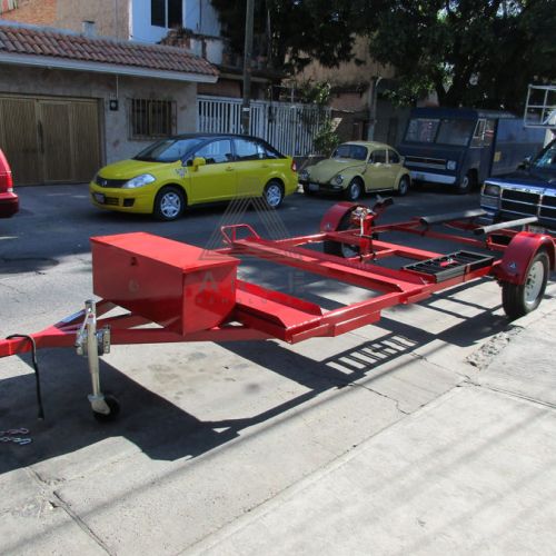 Remolque diseñado para llevar una cuatrimoto al frente y un Jetsky en la parte trasera del remolque