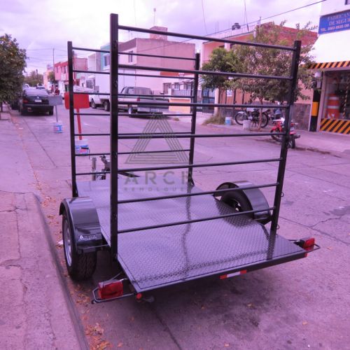 Remolque diseñado para transportar paneles verdes